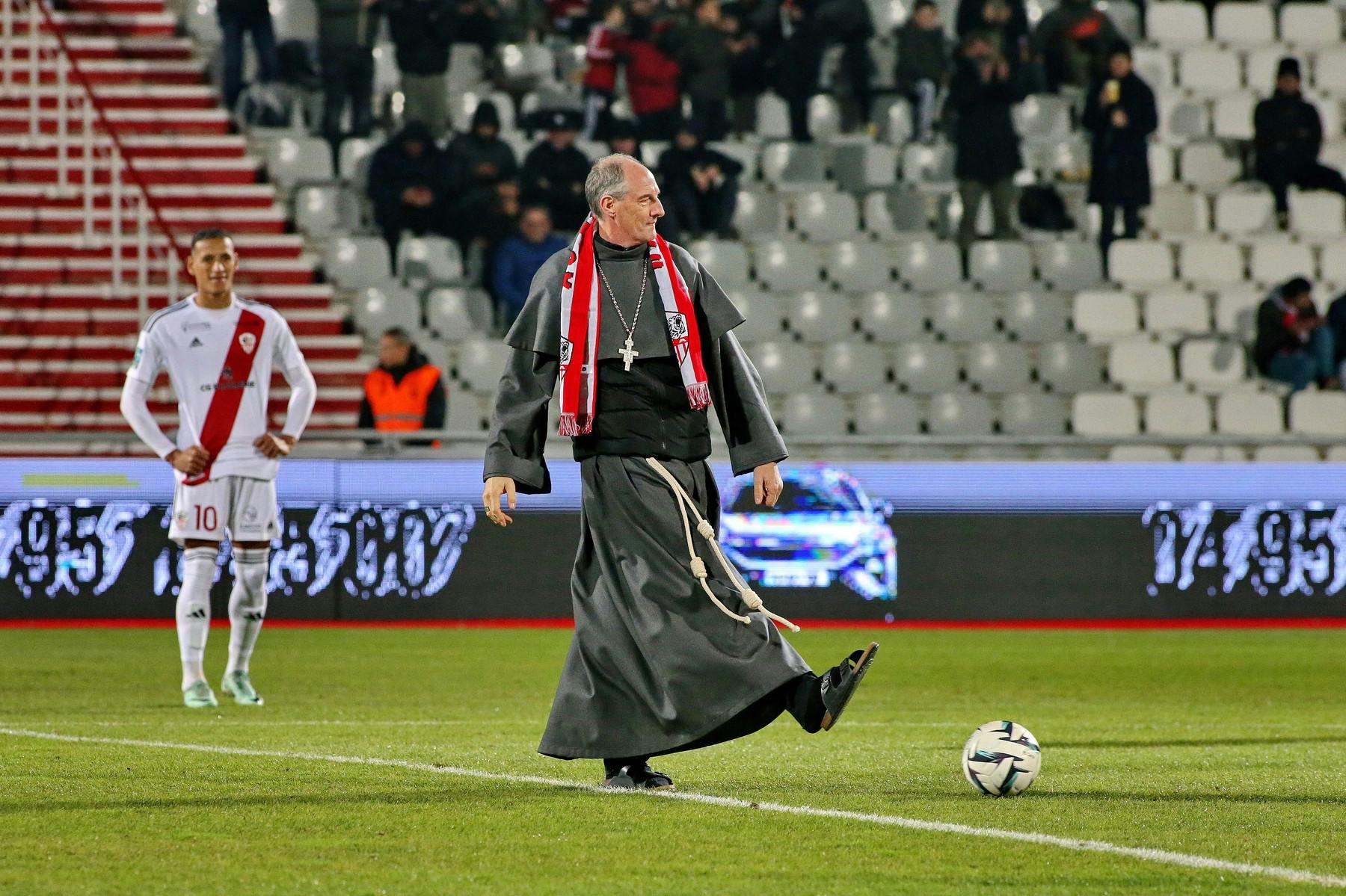 Kardinál Francois Bustillo pri slávnostnom výkope v zápase 2. francúzskej futbalovej ligy. Foto: Profimedia.sk