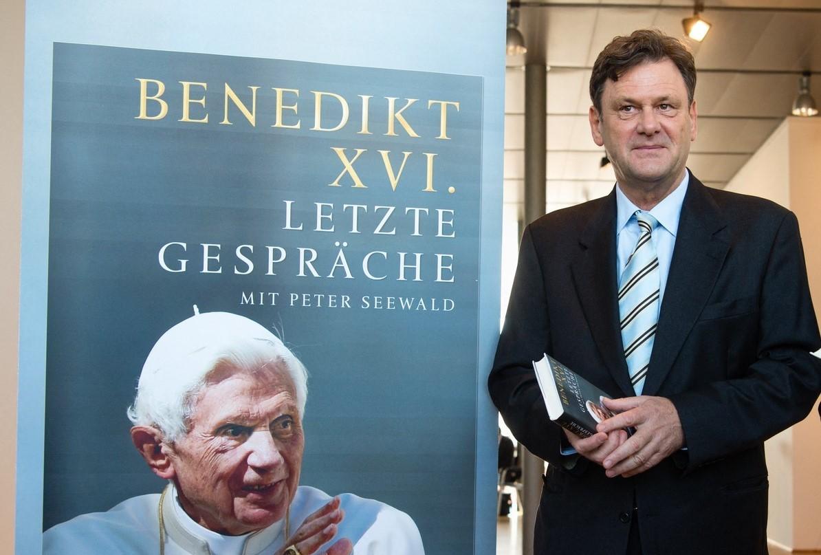 S Marxom a Engelsom vo väzení, s pápežom Benediktom opäť v Cirkvi. Peter Seewald oslávil sedemdesiatku