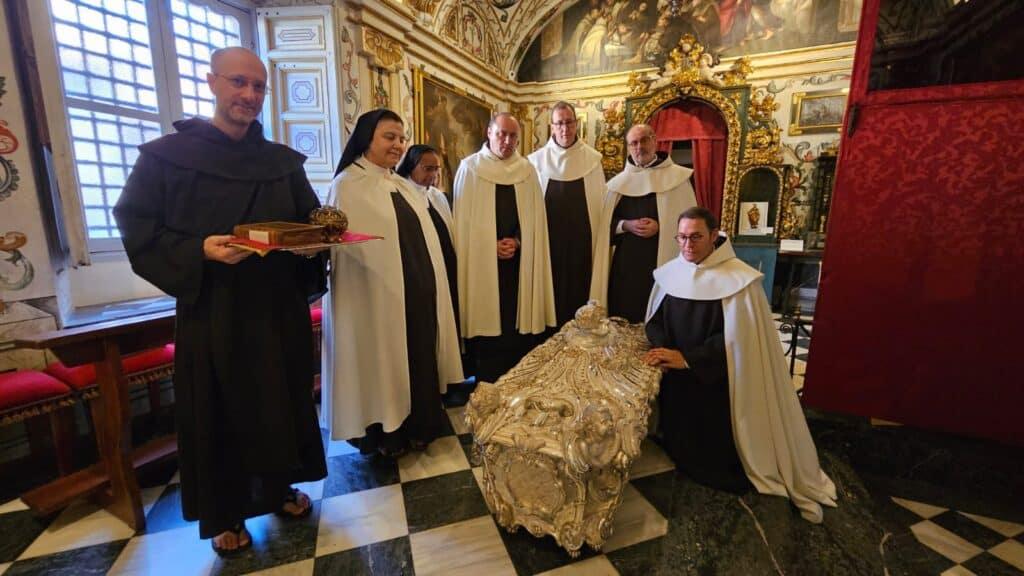 Urna s ostatkami svätej Terézie z Avily, obklopená členmi Rádu bosých karmelitánov, Foto: Diecéza Avila (Španielsko)