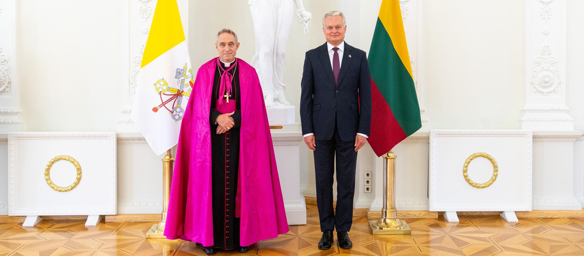 Arcibiskup Georg Gänswein a litovský prezident Gitanas Nauseda, Foto: Kancelária prezidenta Litovskej republiky/Robertas Dačkus