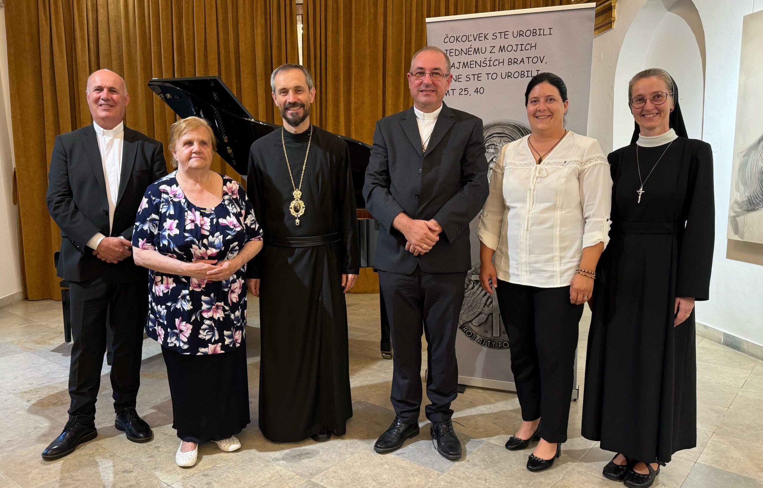 Laureáti ceny Matky Terezy, zľava: Peter Bešenyei, Emília Bordáčová, biskup Milan Lach, Branko Tupý, Katarína Pajerską, Noemi Henrieta Žilková, foto: Štefan Chrappa