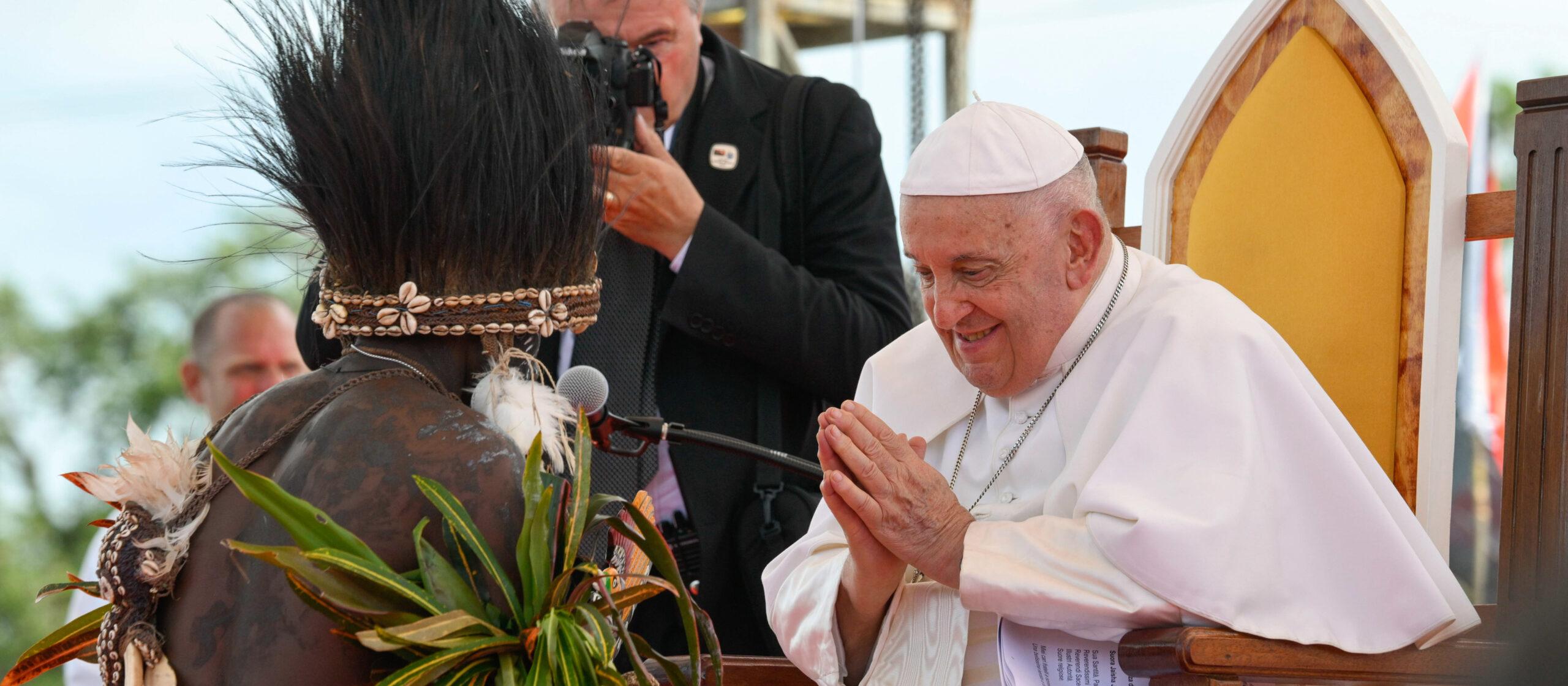 Pápež František počas návštevy Papuy Novej Guiney, Foto: Vatican Media/Romano Siciliani