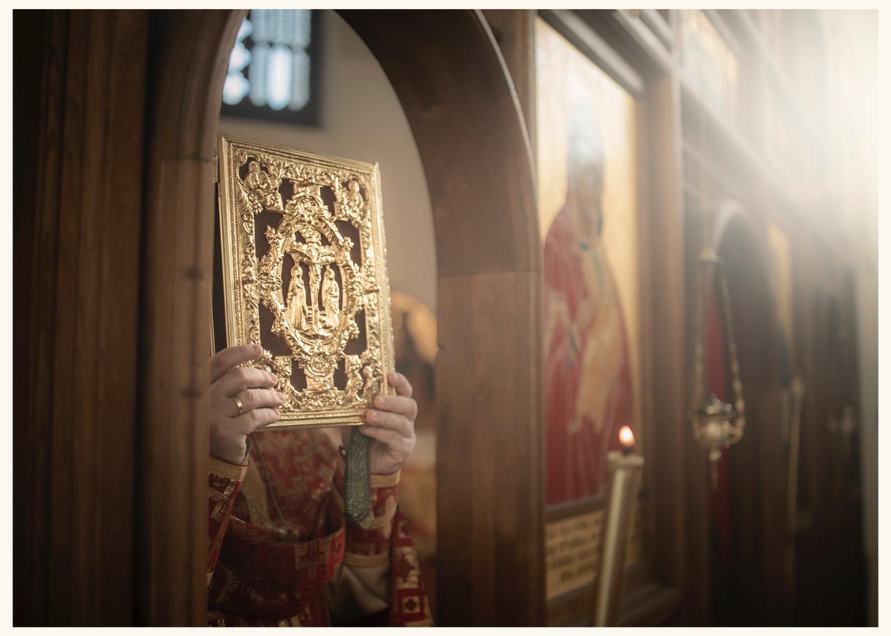 Pohľad na takzvaný Malý vchod s evanjeliárom počas slávenia svätej liturgie. Foto: Timotej Križka