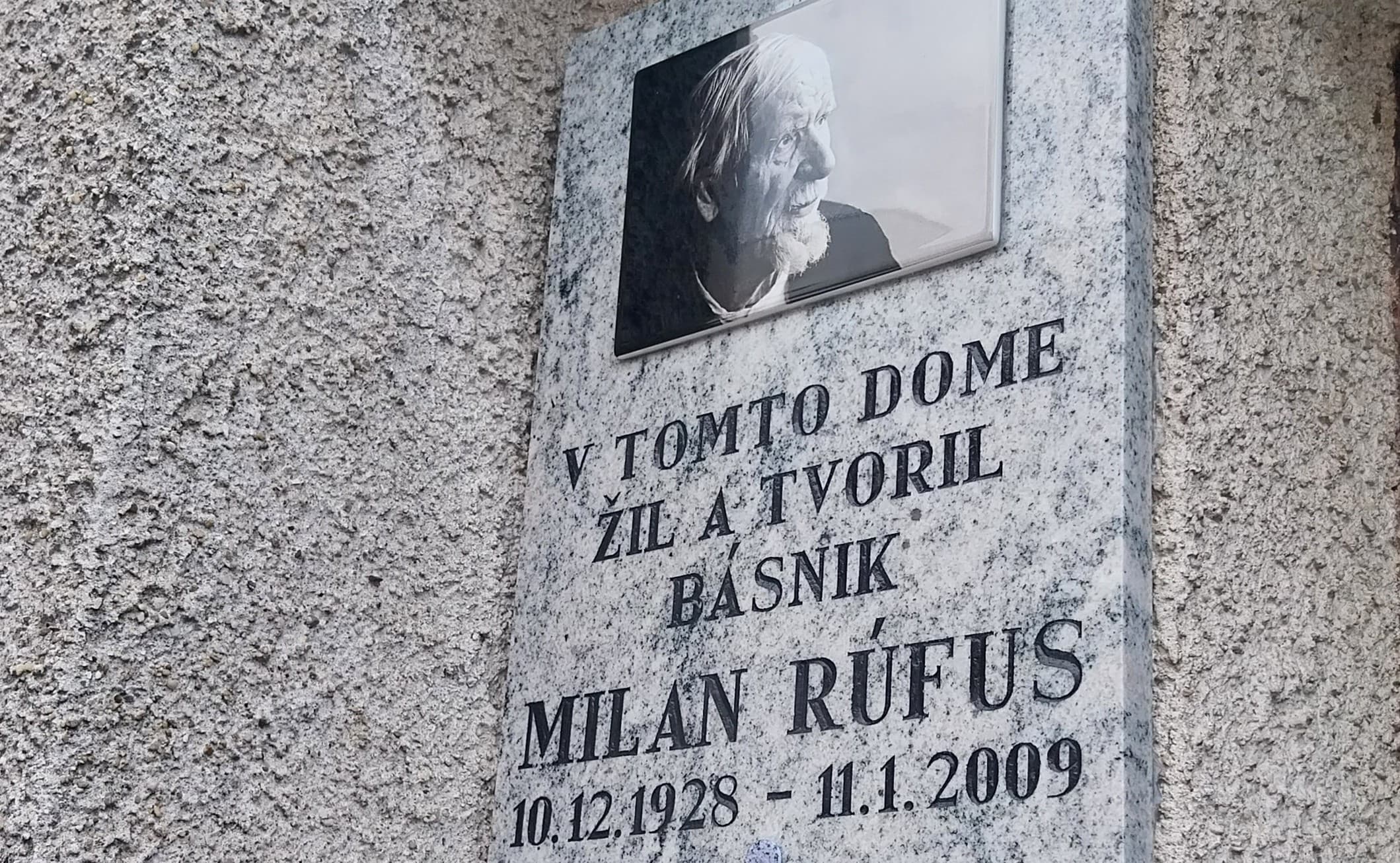 Pamätná tabuľa na dome Milana Rúfusa. Foto: Andrea Eliášová