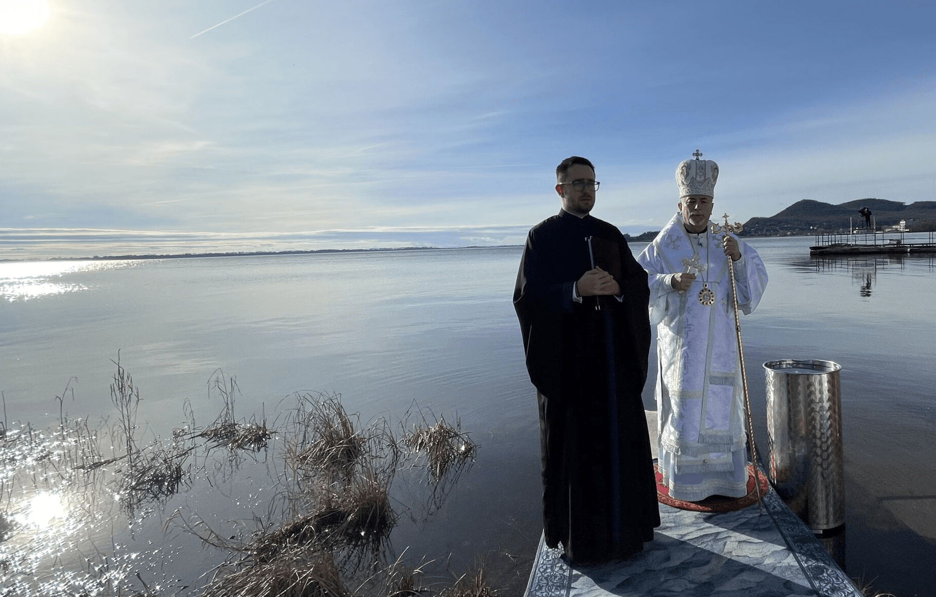 Arcibiskup Cyril Vasiľ SJ počas obradu Veľkého svätenia vody na Zemplínskej šírave. Zdroj: archív arcibiskupa Cyrila Vasiľa SJ