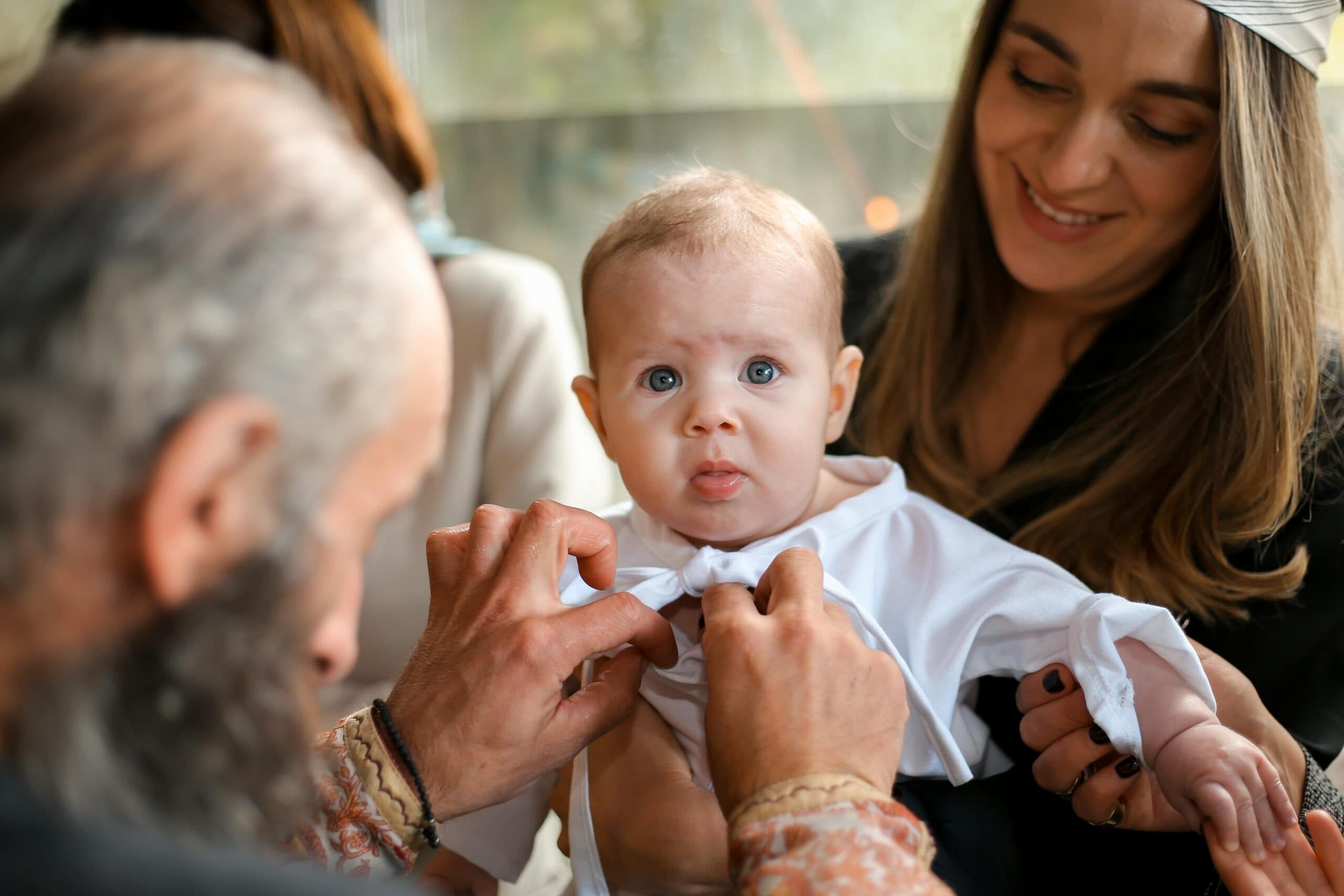 Ilustračný obrázok: Obliekanie krstnej košieľky po krste. Zdroj: pexels.com